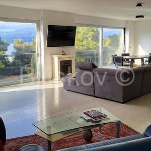 Prodaja, luksuzna vila s bazenom, 100 m od mora