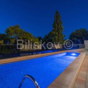 Prodaja, luksuzna vila s bazenom, 100 m od mora