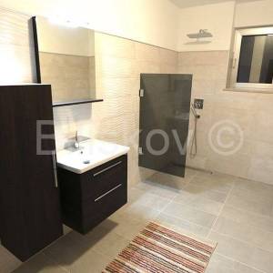 Prodaja, luksuzna vila s bazenom, 100 m od mora