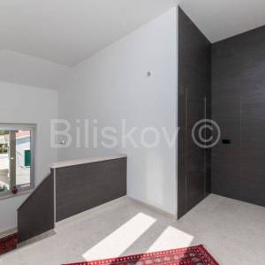 Prodaja, luksuzna vila s bazenom, 100 m od mora