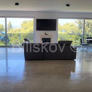 Prodaja, luksuzna vila s bazenom, 100 m od mora