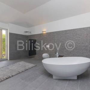 Prodaja, luksuzna vila s bazenom, 100 m od mora