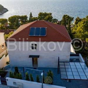 Prodaja, luksuzna vila s bazenom, 100 m od mora