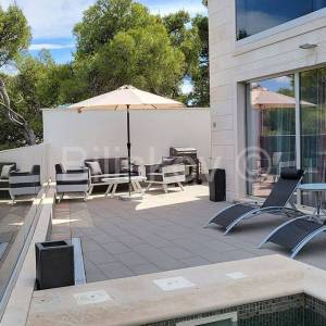 Prodaja, luksuzna vila s bazenom, 100 m od mora