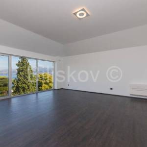 Prodaja, luksuzna vila s bazenom, 100 m od mora