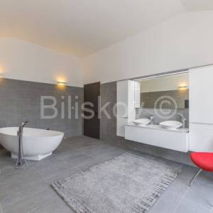 Prodaja, luksuzna vila s bazenom, 100 m od mora