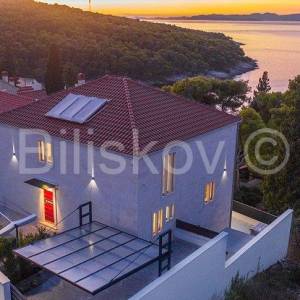 Prodaja, luksuzna vila s bazenom, 100 m od mora