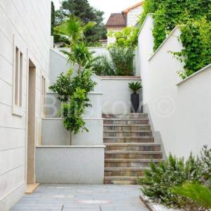 Prodaja, luksuzna vila s bazenom, 100 m od mora