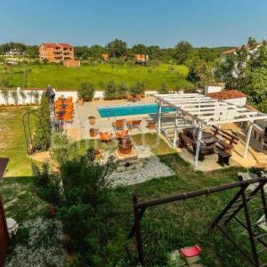 Prodaja, Medulin, vila sa bazenom, 3 uređena studio apartmana