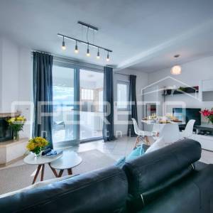 PRODAJA, NOVOUREĐENA KUĆA S 3 STANA, VIS, 100 M OD MORA