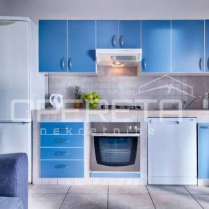 PRODAJA, NOVOUREĐENA KUĆA S 3 STANA, VIS, 100 M OD MORA