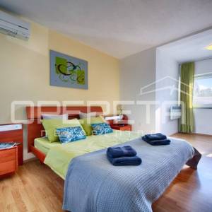 PRODAJA, NOVOUREĐENA KUĆA S 3 STANA, VIS, 100 M OD MORA