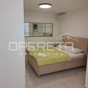 PRODAJA, NOVOUREĐENA KUĆA S 3 STANA, VIS, 100 M OD MORA