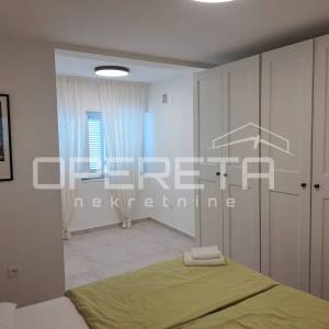 PRODAJA, NOVOUREĐENA KUĆA S 3 STANA, VIS, 100 M OD MORA