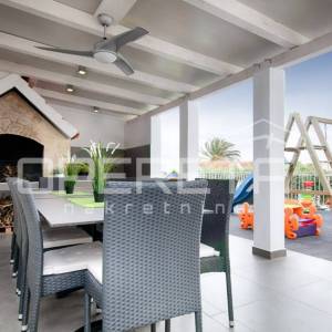 PRODAJA, NOVOUREĐENA KUĆA S 3 STANA, VIS, 100 M OD MORA