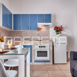 PRODAJA, NOVOUREĐENA KUĆA S 3 STANA, VIS, 100 M OD MORA