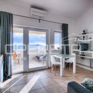 PRODAJA, NOVOUREĐENA KUĆA S 3 STANA, VIS, 100 M OD MORA