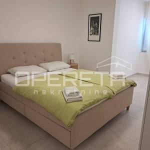 PRODAJA, NOVOUREĐENA KUĆA S 3 STANA, VIS, 100 M OD MORA