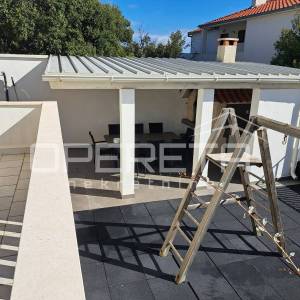 PRODAJA, NOVOUREĐENA KUĆA S 3 STANA, VIS, 100 M OD MORA