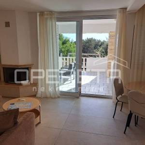 PRODAJA, NOVOUREĐENA KUĆA S 3 STANA, VIS, 100 M OD MORA