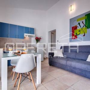 PRODAJA, NOVOUREĐENA KUĆA S 3 STANA, VIS, 100 M OD MORA