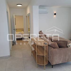 PRODAJA, NOVOUREĐENA KUĆA S 3 STANA, VIS, 100 M OD MORA