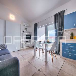 PRODAJA, NOVOUREĐENA KUĆA S 3 STANA, VIS, 100 M OD MORA