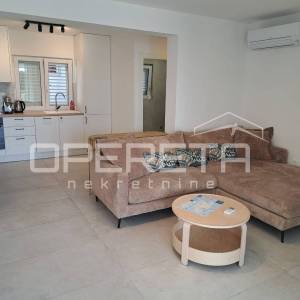 PRODAJA, NOVOUREĐENA KUĆA S 3 STANA, VIS, 100 M OD MORA