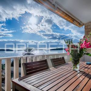 PRODAJA, NOVOUREĐENA KUĆA S 3 STANA, VIS, 100 M OD MORA