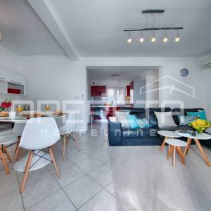 PRODAJA, NOVOUREĐENA KUĆA S 3 STANA, VIS, 100 M OD MORA