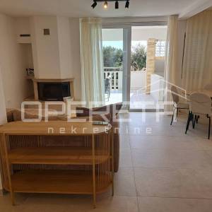 PRODAJA, NOVOUREĐENA KUĆA S 3 STANA, VIS, 100 M OD MORA