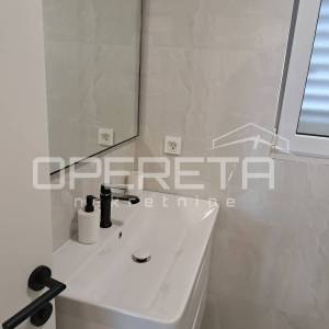 PRODAJA, NOVOUREĐENA KUĆA S 3 STANA, VIS, 100 M OD MORA