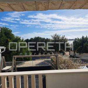 PRODAJA, NOVOUREĐENA KUĆA S 3 STANA, VIS, 100 M OD MORA