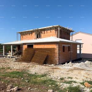Prodaja obiteljske kuće s bazenom, roh bau,  Kuća se gradi na periferiji grada Pule.