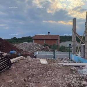 Prodaja obiteljske kuće s bazenom, roh bau,  Kuća se gradi na periferiji grada Pule.