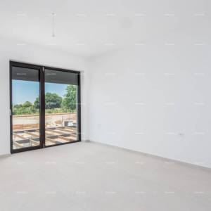 Prodaja obiteljske stambene kuće s bazenom, blizina Poreča!