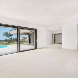 Prodaja obiteljske stambene kuće s bazenom, blizina Poreča!