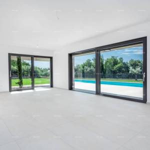 Prodaja obiteljske stambene kuće s bazenom, blizina Poreča!