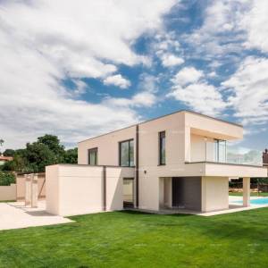 Prodaja obiteljske stambene kuće s bazenom, blizina Poreča!