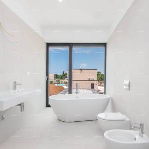 Prodaja obiteljske stambene kuće s bazenom, blizina Poreča!