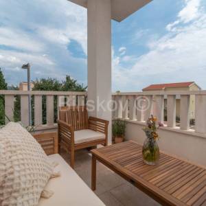 Prodaja, Okrug Gornji, dvosoban stan, 73m2