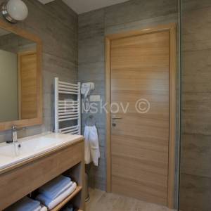 Prodaja, Plitvička jezera, samostojeća kuća, 4 apartmana, parking