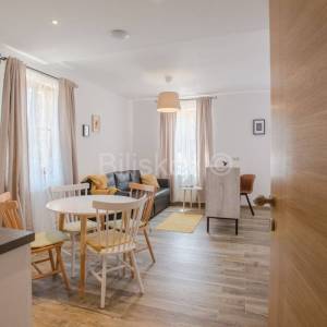 Prodaja, Plitvička jezera, samostojeća kuća, 4 apartmana, parking