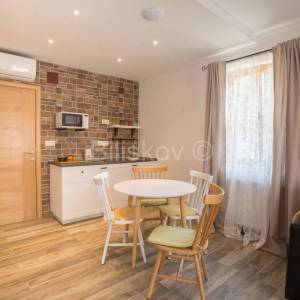 Prodaja, Plitvička jezera, samostojeća kuća, 4 apartmana, parking