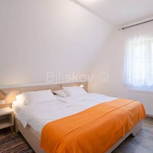 Prodaja, Plitvička jezera, samostojeća kuća, 4 apartmana, parking