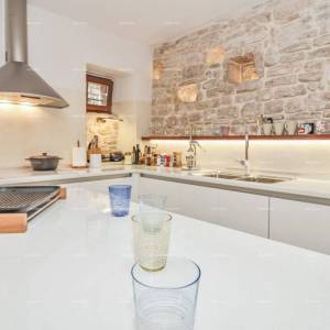 Prodaja predivne, moderno opremljene i renovirane istarske kamene kuće, Bale!