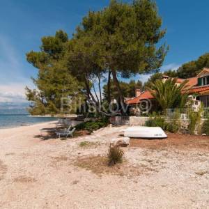 Prodaja, prekrasna kuća, Mirca, otok Brač, prvi red uz more