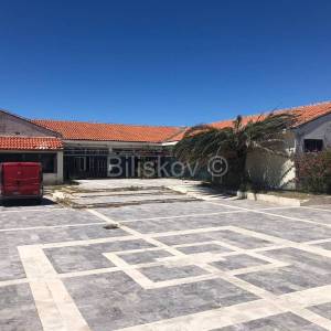 Prodaja Rab poslovni objekt - restoran prvi red do mora