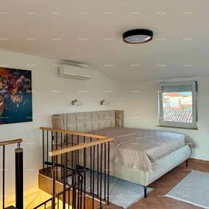 Prodaja - renovirana kuća na odličnoj lokaciji s dva apartmana i predivnim pogledom , Medulin!