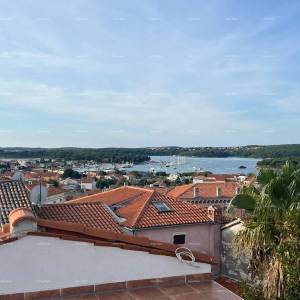 Prodaja - renovirana kuća na odličnoj lokaciji s dva apartmana i predivnim pogledom , Medulin!